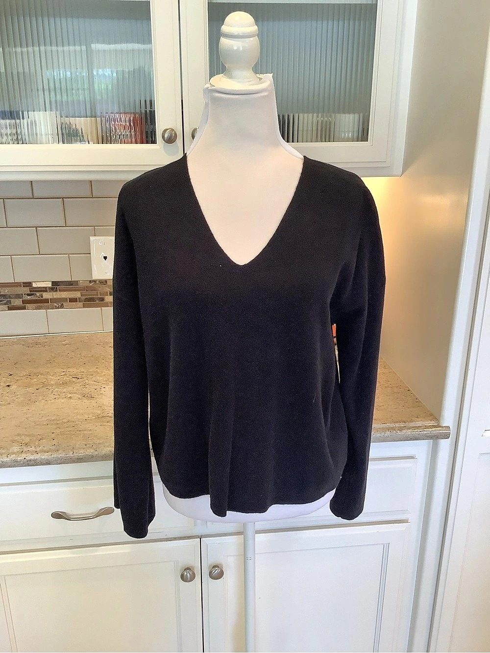 Old Navy V-Neck Sweater in Black Size Medium